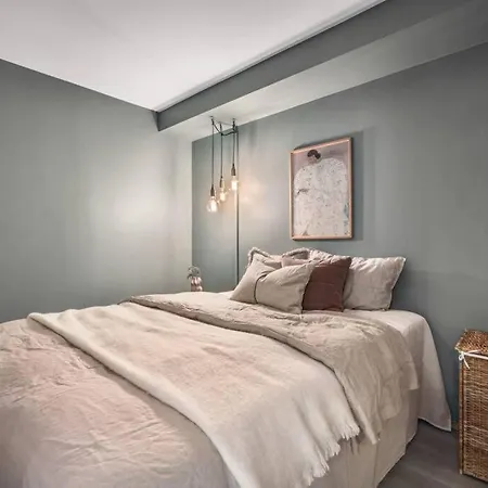 New Couples In The Heart Of Apartment *